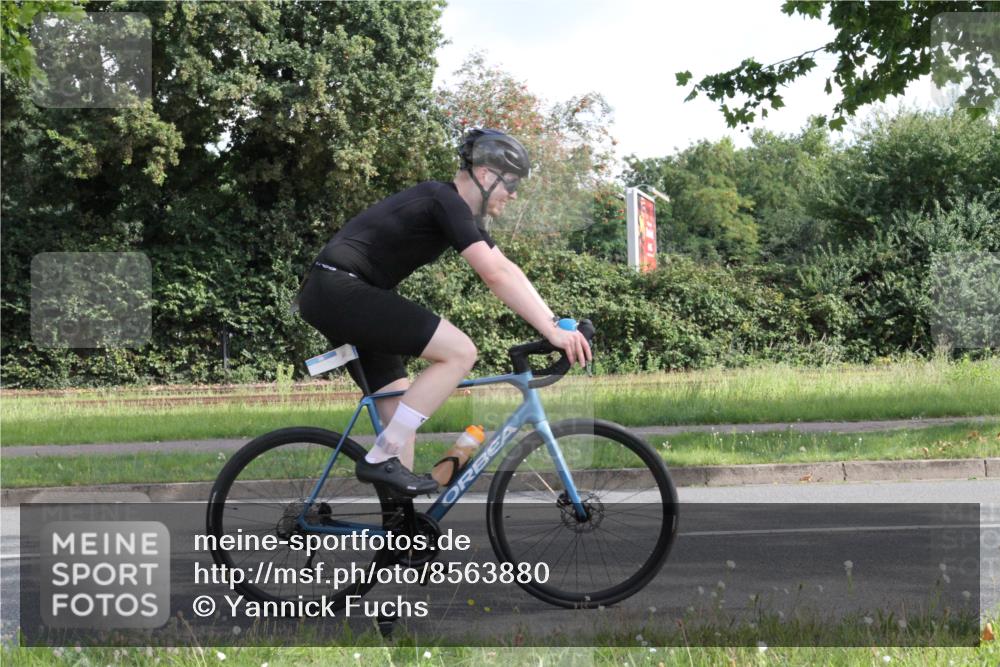 10.08.2025 - GEWOBA Citytriathlon Bremen Yannick Fuchs http://msf.ph/oto/8563880 10.08.2025 10:53:09 Radfahren 29, 225, 350, 358, 379, 380, 382, 404, 413, 448, 502 meine-sportfotos.de
