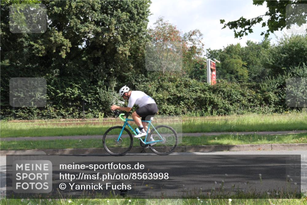 10.08.2025 - GEWOBA Citytriathlon Bremen Yannick Fuchs http://msf.ph/oto/8563998 10.08.2025 10:54:24 Radfahren 75, 123, 153, 356, 427, 461, 492, 500 meine-sportfotos.de