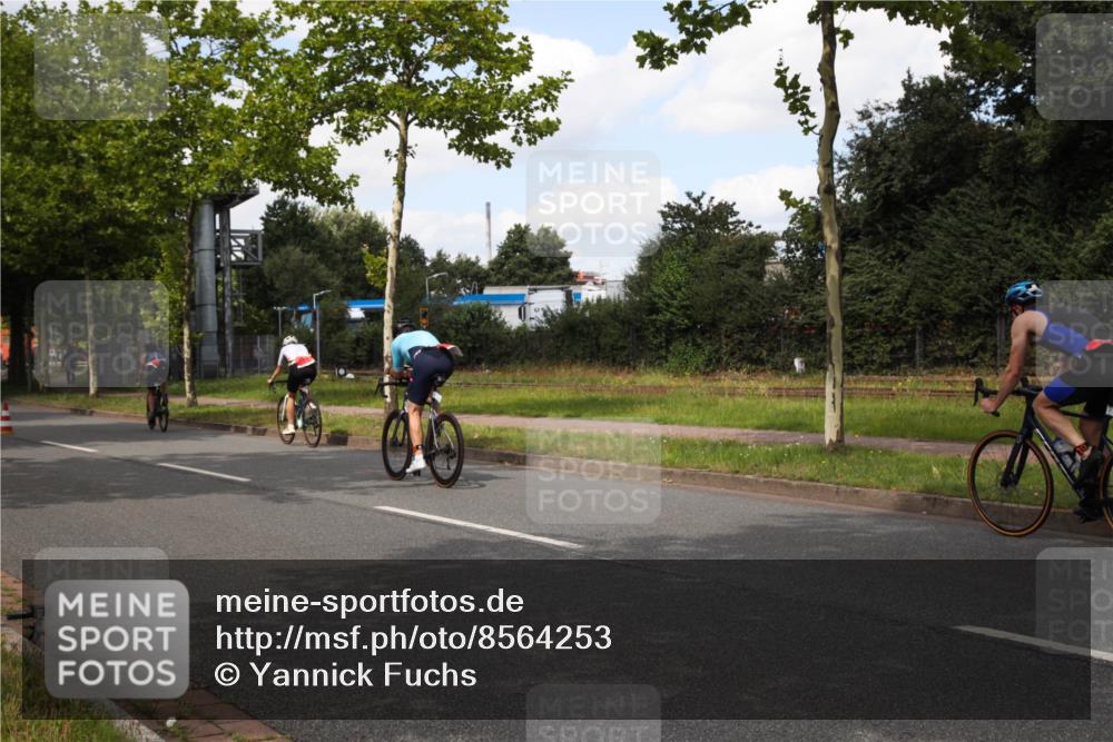 10.08.2025 - GEWOBA Citytriathlon Bremen Yannick Fuchs http://msf.ph/oto/8564253 10.08.2025 12:44:54 Radfahren 607, 638, 647, 716, 727, 786, 809, 816, 958, 1030 meine-sportfotos.de