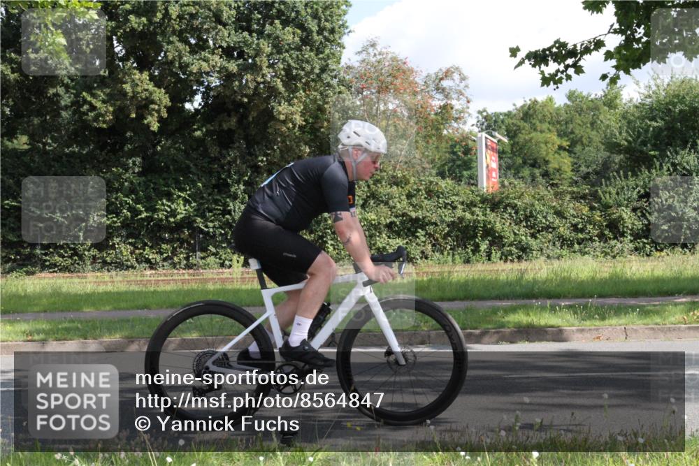10.08.2025 - GEWOBA Citytriathlon Bremen Yannick Fuchs http://msf.ph/oto/8564847 10.08.2025 11:00:32 Radfahren 3, 39, 41, 49, 107, 131, 139, 229, 381, 436, 474 meine-sportfotos.de