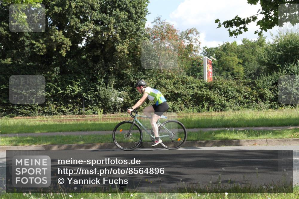 10.08.2025 - GEWOBA Citytriathlon Bremen Yannick Fuchs http://msf.ph/oto/8564896 10.08.2025 11:01:27 Radfahren 37, 87, 410, 440 meine-sportfotos.de