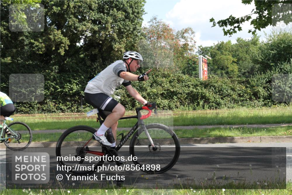 10.08.2025 - GEWOBA Citytriathlon Bremen Yannick Fuchs http://msf.ph/oto/8564898 10.08.2025 11:01:27 Radfahren 37, 87, 410, 440 meine-sportfotos.de