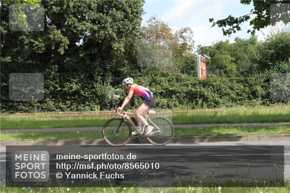 10.08.2025 - GEWOBA Citytriathlon Bremen Yannick Fuchs http://msf.ph/oto/8565010 10.08.2025 11:04:44 Radfahren 235, 361 meine-sportfotos.de
