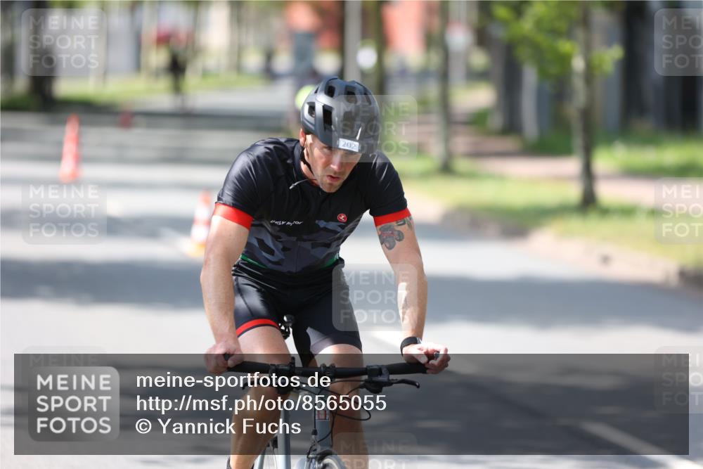 10.08.2025 - GEWOBA Citytriathlon Bremen Yannick Fuchs http://msf.ph/oto/8565055 10.08.2025 14:45:37 Radfahren 99, 160, 166, 202, 247, 273, 332, 349, 360, 532 meine-sportfotos.de