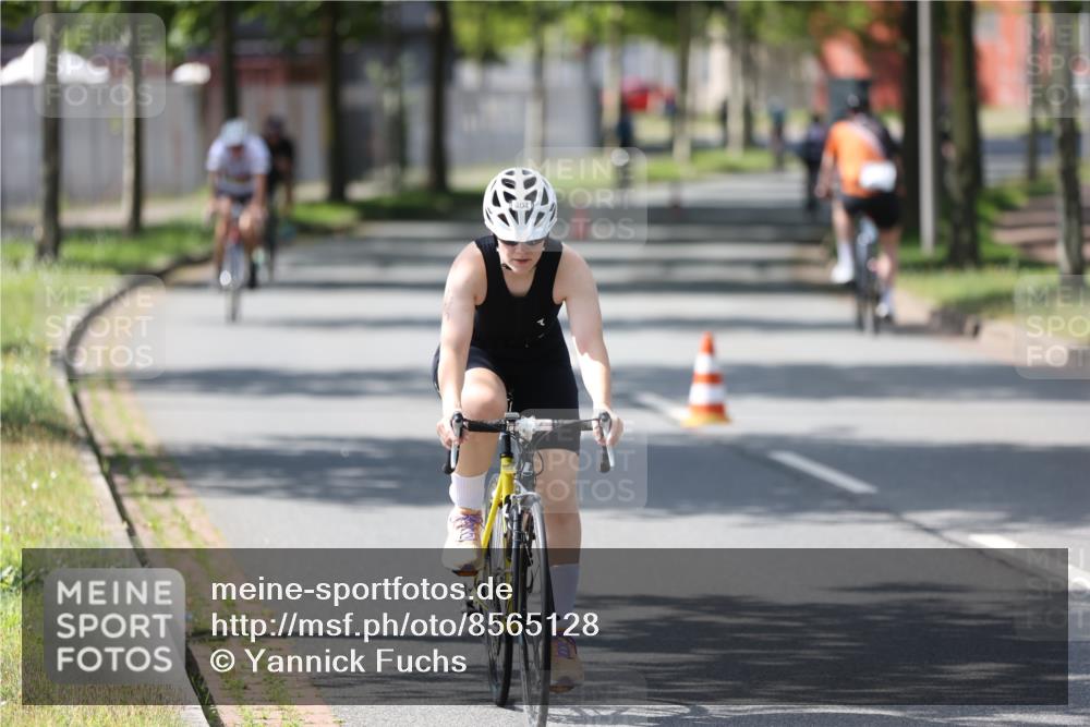 10.08.2025 - GEWOBA Citytriathlon Bremen Yannick Fuchs http://msf.ph/oto/8565128 10.08.2025 14:46:00 Radfahren 61, 99, 166, 182, 269, 363, 404, 441 meine-sportfotos.de