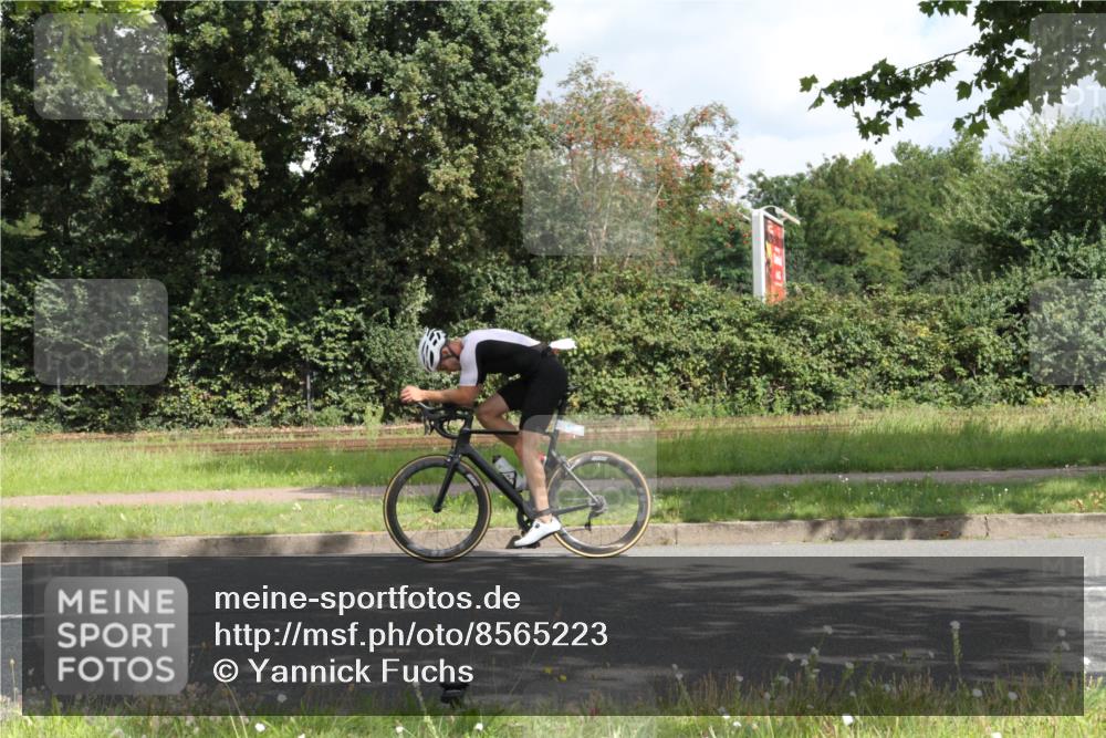 10.08.2025 - GEWOBA Citytriathlon Bremen Yannick Fuchs http://msf.ph/oto/8565223 10.08.2025 12:01:37 Radfahren 553, 560 meine-sportfotos.de