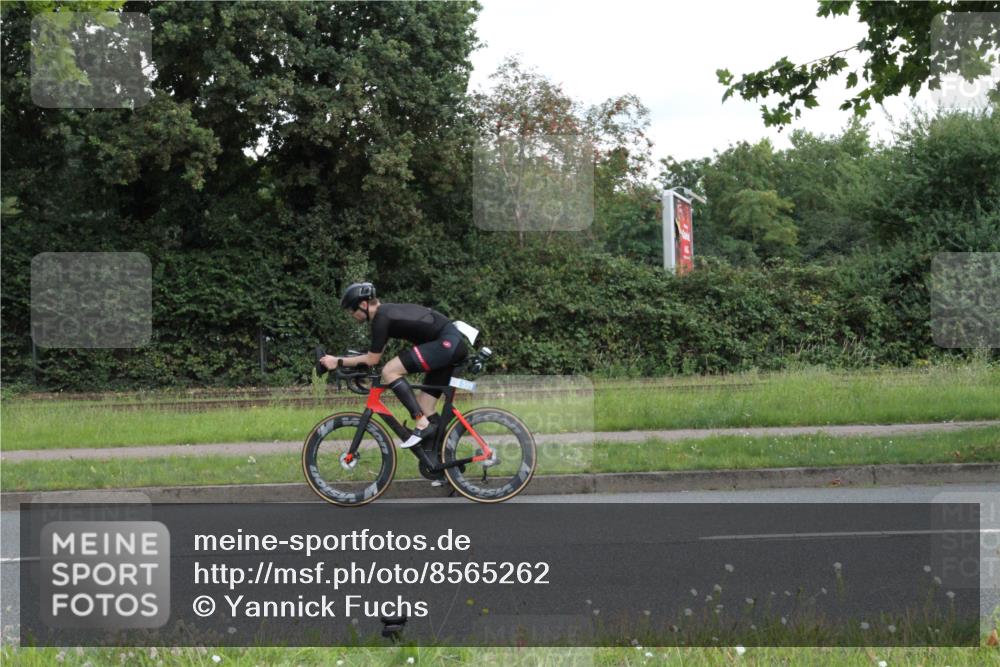 10.08.2025 - GEWOBA Citytriathlon Bremen Yannick Fuchs http://msf.ph/oto/8565262 10.08.2025 12:03:09 Radfahren 556, 739 meine-sportfotos.de