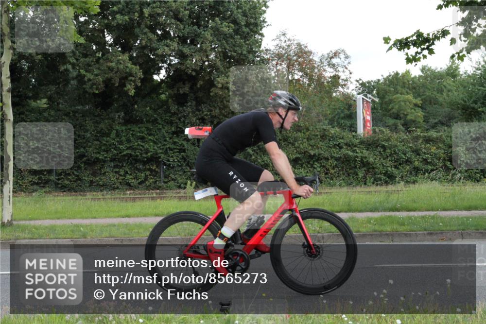 10.08.2025 - GEWOBA Citytriathlon Bremen Yannick Fuchs http://msf.ph/oto/8565273 10.08.2025 12:03:13 Radfahren 556, 739 meine-sportfotos.de