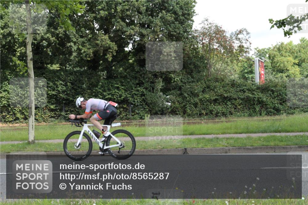 10.08.2025 - GEWOBA Citytriathlon Bremen Yannick Fuchs http://msf.ph/oto/8565287 10.08.2025 12:03:38 Radfahren 639, 662 meine-sportfotos.de