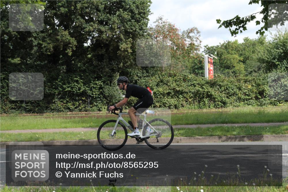 10.08.2025 - GEWOBA Citytriathlon Bremen Yannick Fuchs http://msf.ph/oto/8565295 10.08.2025 12:03:45 Radfahren 639, 662 meine-sportfotos.de
