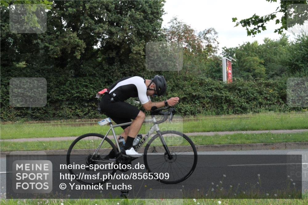 10.08.2025 - GEWOBA Citytriathlon Bremen Yannick Fuchs http://msf.ph/oto/8565309 10.08.2025 12:03:59 Radfahren 563, 565, 570, 599, 631, 639, 665 meine-sportfotos.de