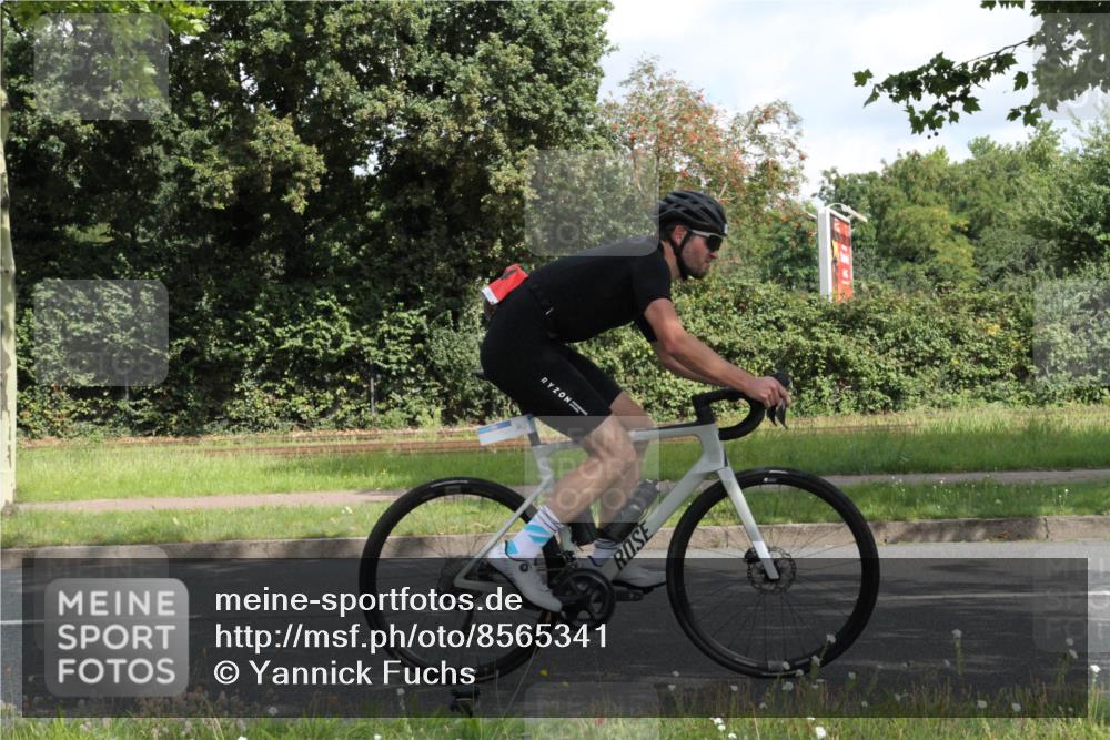 10.08.2025 - GEWOBA Citytriathlon Bremen Yannick Fuchs http://msf.ph/oto/8565341 10.08.2025 12:04:34 Radfahren 572, 719, 734 meine-sportfotos.de