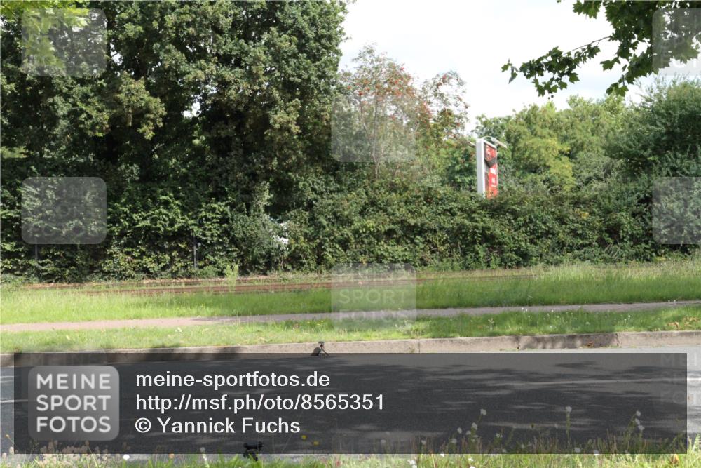 10.08.2025 - GEWOBA Citytriathlon Bremen Yannick Fuchs http://msf.ph/oto/8565351 10.08.2025 12:05:06 Radfahren 690, 701 meine-sportfotos.de