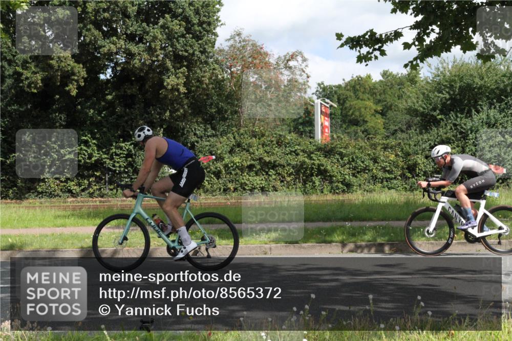 10.08.2025 - GEWOBA Citytriathlon Bremen Yannick Fuchs http://msf.ph/oto/8565372 10.08.2025 12:05:45 Radfahren 1027 meine-sportfotos.de