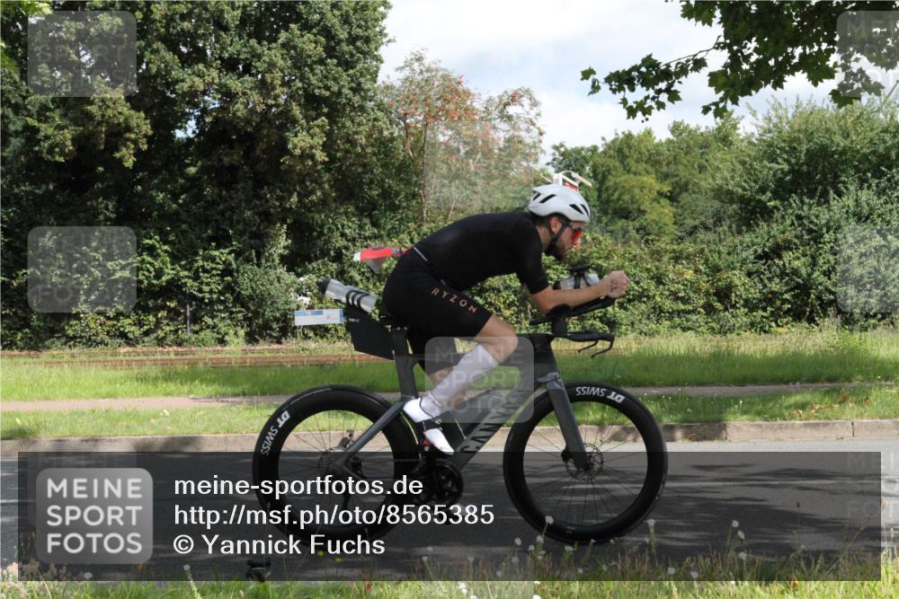 10.08.2025 - GEWOBA Citytriathlon Bremen Yannick Fuchs http://msf.ph/oto/8565385 10.08.2025 12:06:04 Radfahren 554, 729 meine-sportfotos.de