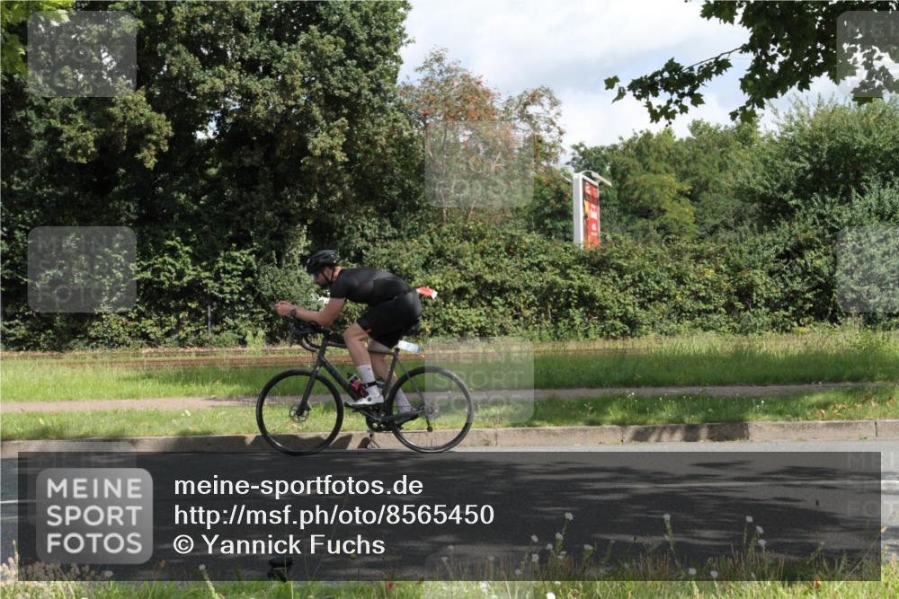 10.08.2025 - GEWOBA Citytriathlon Bremen Yannick Fuchs http://msf.ph/oto/8565450 10.08.2025 12:07:05 Radfahren 558, 623 meine-sportfotos.de