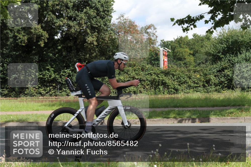 10.08.2025 - GEWOBA Citytriathlon Bremen Yannick Fuchs http://msf.ph/oto/8565482 10.08.2025 12:07:41 Radfahren 559, 609, 646, 650, 660, 693, 705, 706, 721, 723, 740, 815, 879 meine-sportfotos.de