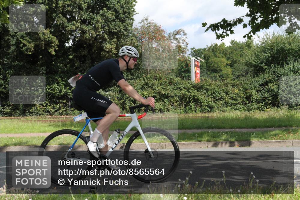 10.08.2025 - GEWOBA Citytriathlon Bremen Yannick Fuchs http://msf.ph/oto/8565564 10.08.2025 12:08:31 Radfahren 595, 597, 603, 608, 661, 672, 677, 737, 797 meine-sportfotos.de