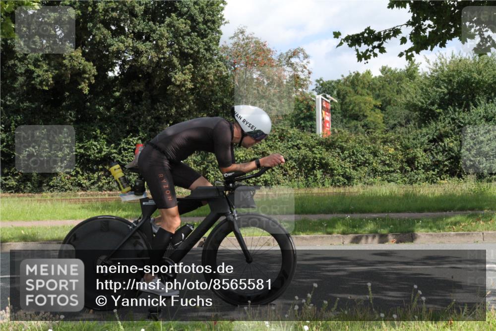 10.08.2025 - GEWOBA Citytriathlon Bremen Yannick Fuchs http://msf.ph/oto/8565581 10.08.2025 12:08:37 Radfahren 597, 603, 608, 661, 672, 677, 737, 797, 883 meine-sportfotos.de