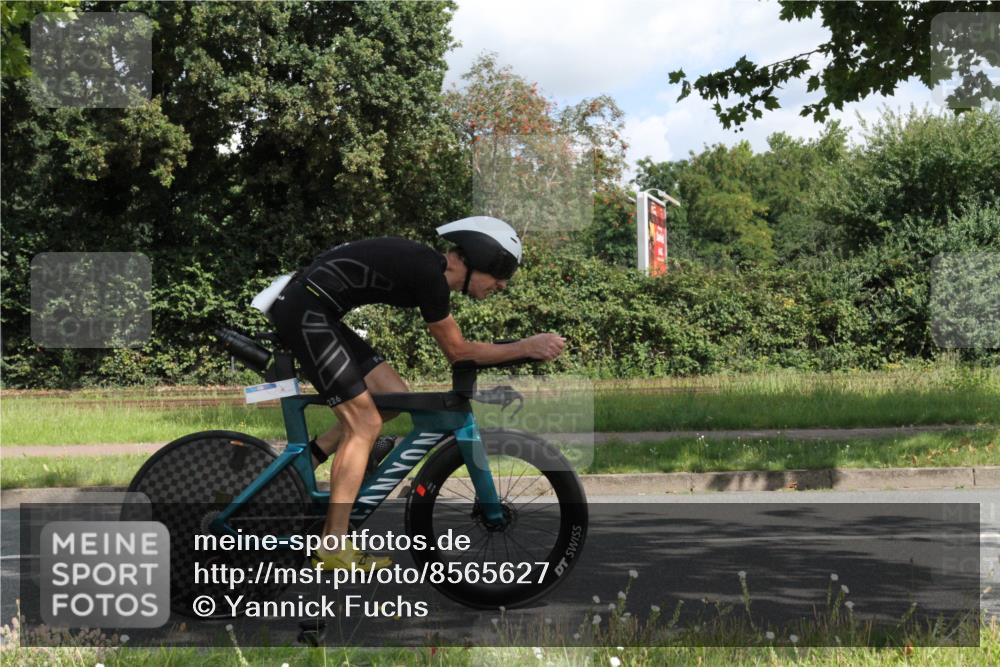 10.08.2025 - GEWOBA Citytriathlon Bremen Yannick Fuchs http://msf.ph/oto/8565627 10.08.2025 12:09:14 Radfahren 611, 727, 731, 779, 837, 871, 880, 890, 896 meine-sportfotos.de