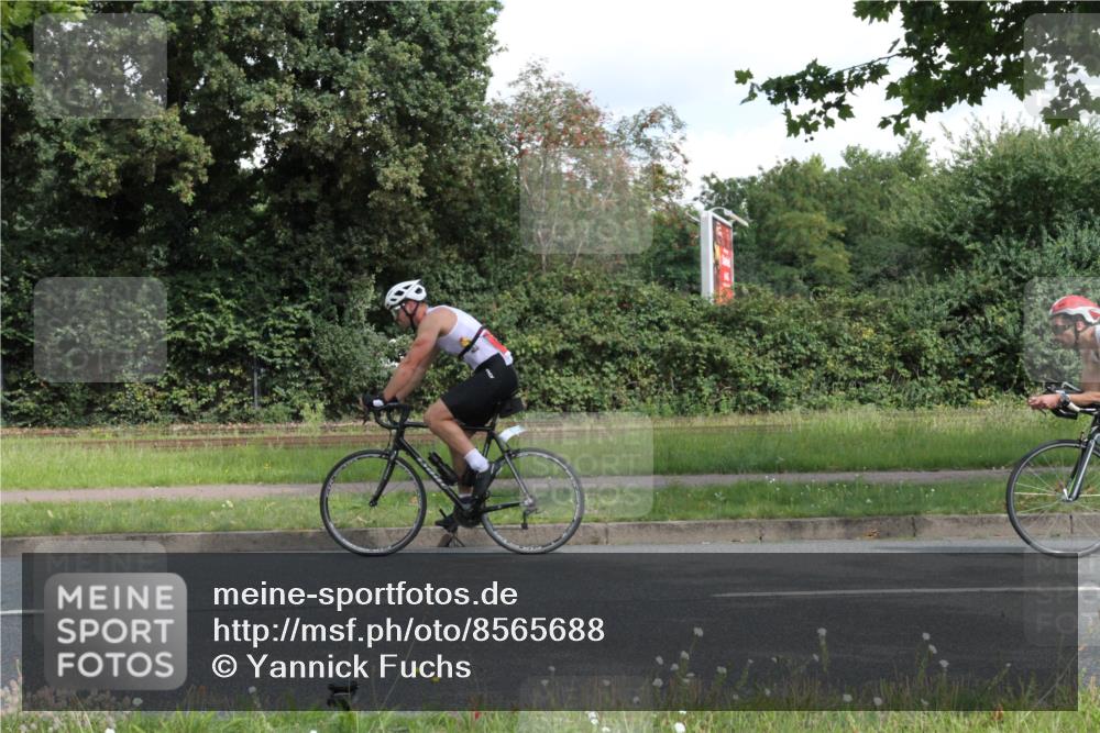 10.08.2025 - GEWOBA Citytriathlon Bremen Yannick Fuchs http://msf.ph/oto/8565688 10.08.2025 12:09:51 Radfahren 586, 607, 628, 688, 697, 703, 732, 830, 849 meine-sportfotos.de