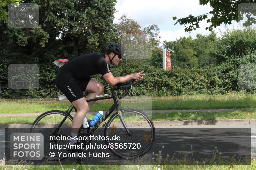 10.08.2025 - GEWOBA Citytriathlon Bremen Yannick Fuchs http://msf.ph/oto/8565720 10.08.2025 12:10:02 Radfahren 586, 607, 628, 688, 732, 830, 849, 1024 meine-sportfotos.de