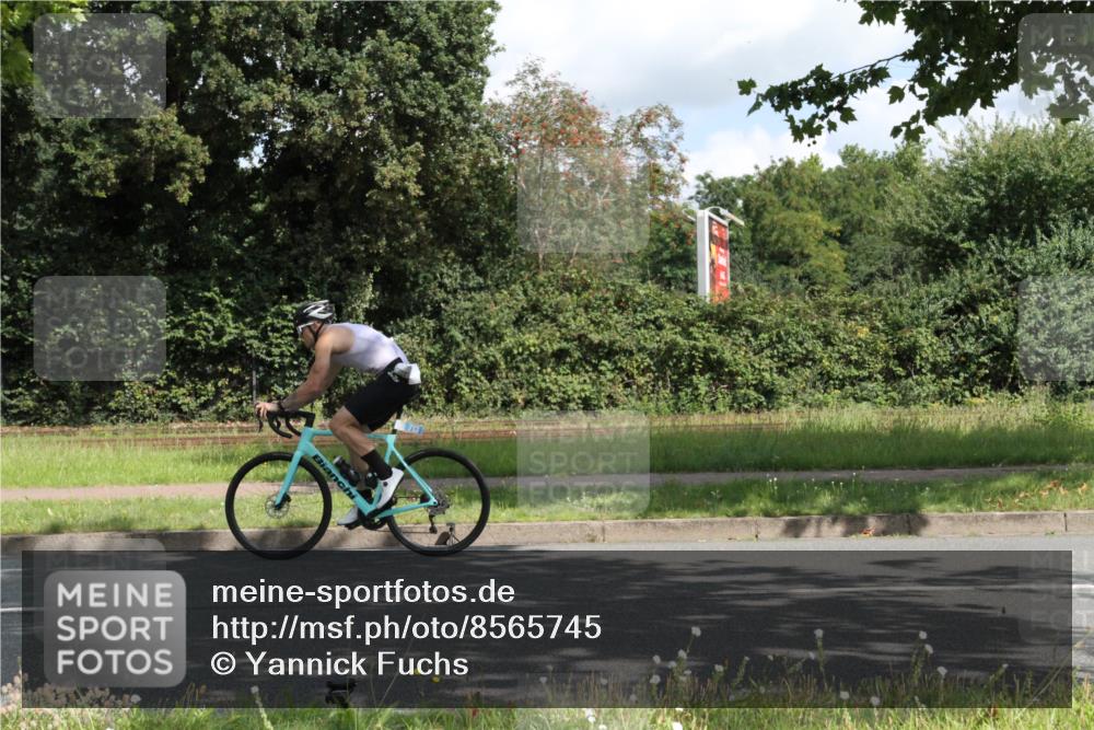 10.08.2025 - GEWOBA Citytriathlon Bremen Yannick Fuchs http://msf.ph/oto/8565745 10.08.2025 12:10:28 Radfahren 629, 644, 647, 656, 710, 730, 755, 889, 1014 meine-sportfotos.de