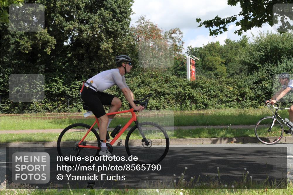 10.08.2025 - GEWOBA Citytriathlon Bremen Yannick Fuchs http://msf.ph/oto/8565790 10.08.2025 12:10:44 Radfahren 573, 622, 629, 644, 647, 651, 656, 659, 685, 712, 716, 722, 730, 748, 755, 819, 889, 898, 1014 meine-sportfotos.de