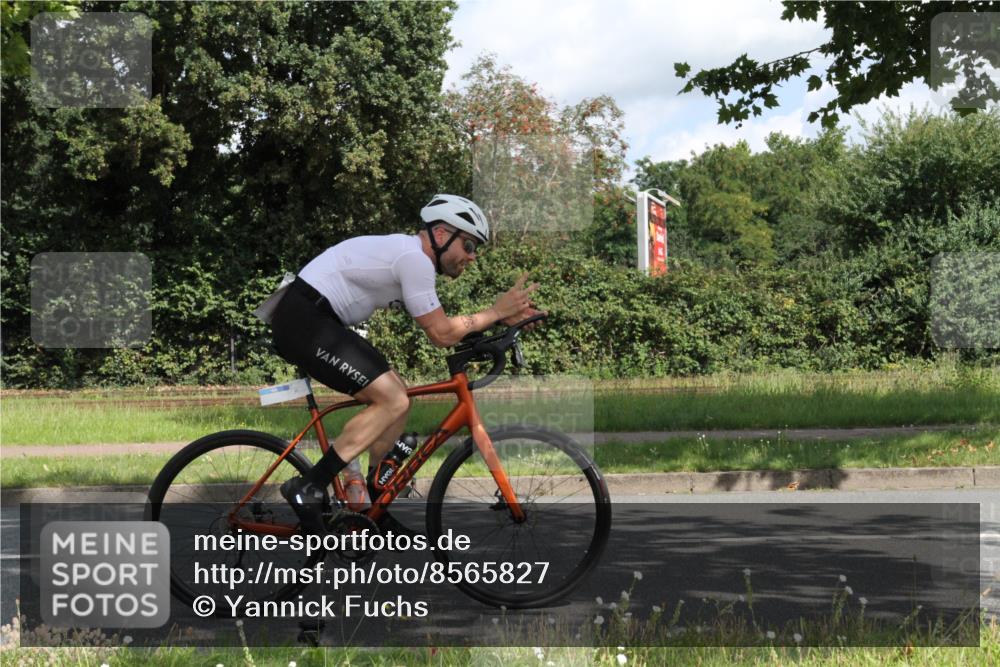 10.08.2025 - GEWOBA Citytriathlon Bremen Yannick Fuchs http://msf.ph/oto/8565827 10.08.2025 12:11:06 Radfahren 625, 669, 679, 687, 716, 800, 812, 835, 898 meine-sportfotos.de