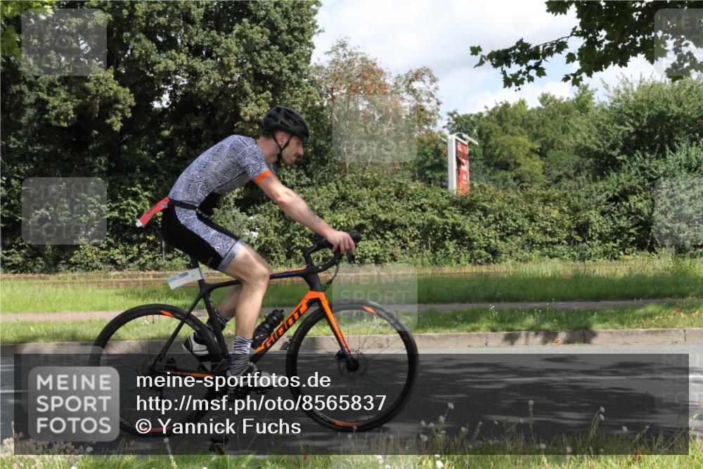 10.08.2025 - GEWOBA Citytriathlon Bremen Yannick Fuchs http://msf.ph/oto/8565837 10.08.2025 12:11:12 Radfahren 575, 669, 679, 687, 713, 800, 835 meine-sportfotos.de