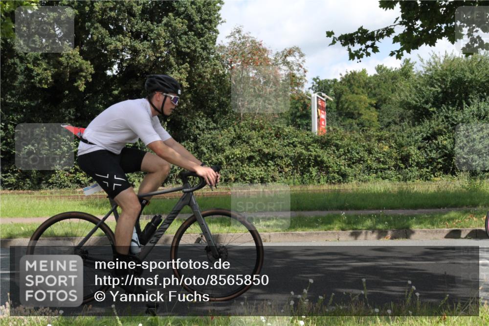 10.08.2025 - GEWOBA Citytriathlon Bremen Yannick Fuchs http://msf.ph/oto/8565850 10.08.2025 12:11:20 Radfahren 575, 645, 669, 679, 687, 713, 835, 894, 1038 meine-sportfotos.de