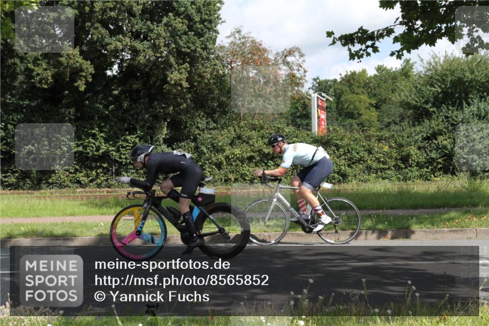 10.08.2025 - GEWOBA Citytriathlon Bremen Yannick Fuchs http://msf.ph/oto/8565852 10.08.2025 12:11:21 Radfahren 575, 645, 669, 679, 713, 835, 894, 1038 meine-sportfotos.de