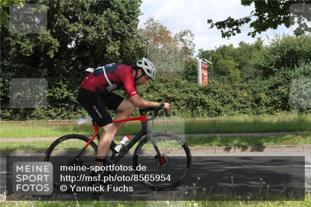 10.08.2025 - GEWOBA Citytriathlon Bremen Yannick Fuchs http://msf.ph/oto/8565954 10.08.2025 12:12:34 Radfahren 692, 769, 851, 875, 885, 932, 1012 meine-sportfotos.de