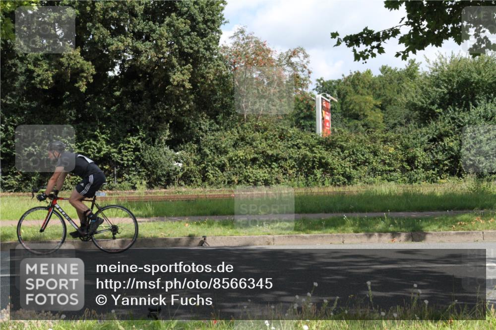 10.08.2025 - GEWOBA Citytriathlon Bremen Yannick Fuchs http://msf.ph/oto/8566345 10.08.2025 12:15:53 Radfahren 600, 626, 654, 682, 686, 707, 715, 824, 836, 839, 840, 859, 891, 1016, 1022 meine-sportfotos.de