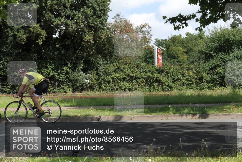 10.08.2025 - GEWOBA Citytriathlon Bremen Yannick Fuchs http://msf.ph/oto/8566456 10.08.2025 12:17:16 Radfahren 671, 856, 956, 1037 meine-sportfotos.de