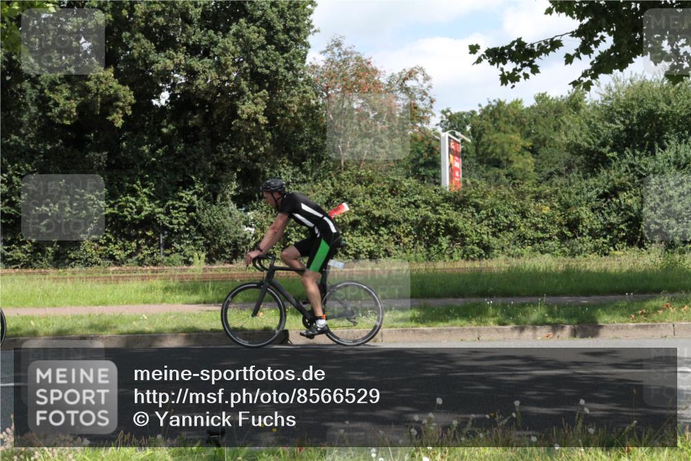 10.08.2025 - GEWOBA Citytriathlon Bremen Yannick Fuchs http://msf.ph/oto/8566529 10.08.2025 12:17:57 Radfahren 553, 560, 566, 741, 765, 794, 833, 867, 933, 966, 977, 1025 meine-sportfotos.de