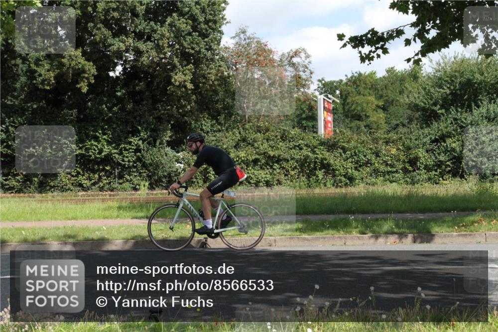 10.08.2025 - GEWOBA Citytriathlon Bremen Yannick Fuchs http://msf.ph/oto/8566533 10.08.2025 12:17:58 Radfahren 553, 560, 566, 741, 765, 794, 833, 867, 933, 966, 977, 1025 meine-sportfotos.de