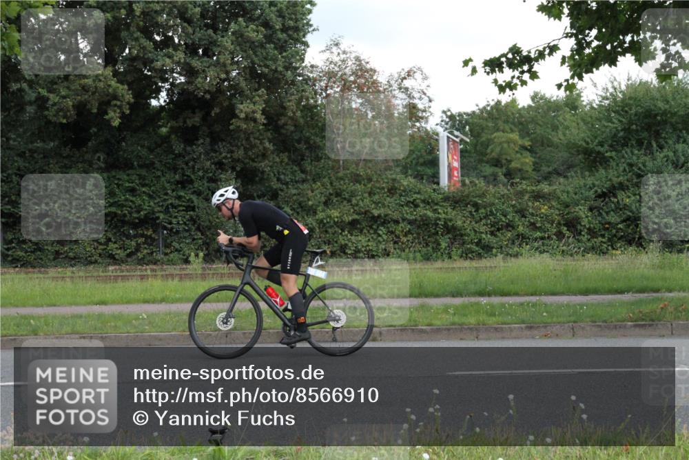 10.08.2025 - GEWOBA Citytriathlon Bremen Yannick Fuchs http://msf.ph/oto/8566910 10.08.2025 12:24:52 Radfahren 597, 672, 698, 737, 814, 880, 890, 896, 954, 955, 1006 meine-sportfotos.de