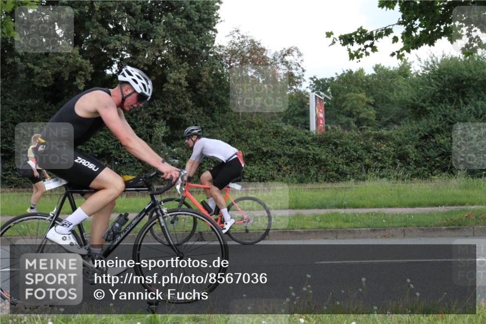 10.08.2025 - GEWOBA Citytriathlon Bremen Yannick Fuchs http://msf.ph/oto/8567036 10.08.2025 12:27:59 Radfahren 593, 669, 674, 676, 697, 712, 713, 716, 800, 819, 885, 907, 963 meine-sportfotos.de