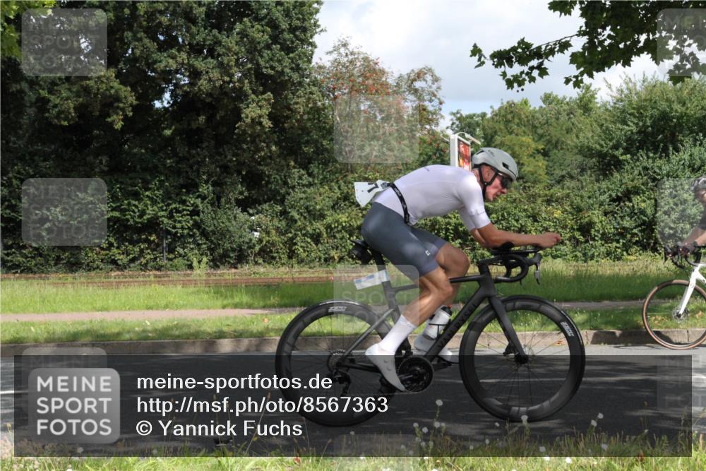 10.08.2025 - GEWOBA Citytriathlon Bremen Yannick Fuchs http://msf.ph/oto/8567363 10.08.2025 12:34:35 Radfahren 584, 591, 686, 736, 826, 841, 891, 912, 914, 1027, 1037 meine-sportfotos.de