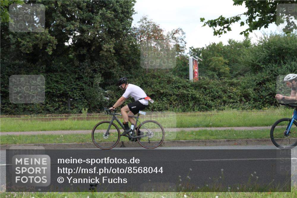 10.08.2025 - GEWOBA Citytriathlon Bremen Yannick Fuchs http://msf.ph/oto/8568044 10.08.2025 12:50:40 Radfahren 553, 584, 626, 735, 770, 824, 836, 859, 867, 914, 937, 1016 meine-sportfotos.de
