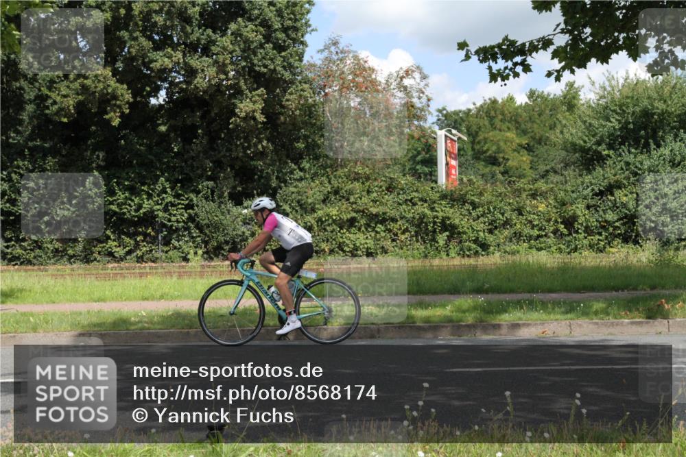 10.08.2025 - GEWOBA Citytriathlon Bremen Yannick Fuchs http://msf.ph/oto/8568174 10.08.2025 12:54:16 Radfahren 618, 707, 740, 742, 750, 797, 1006, 1032, 1039 meine-sportfotos.de