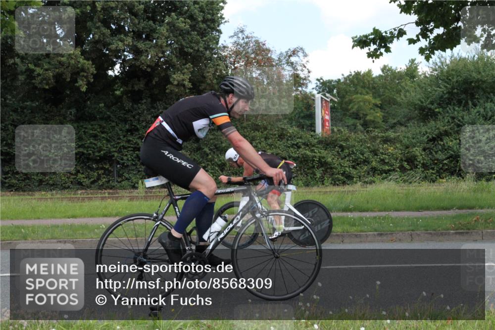 10.08.2025 - GEWOBA Citytriathlon Bremen Yannick Fuchs http://msf.ph/oto/8568309 10.08.2025 12:56:24 Radfahren 555, 567, 589, 662, 678, 721, 737, 764, 814, 831, 844 meine-sportfotos.de