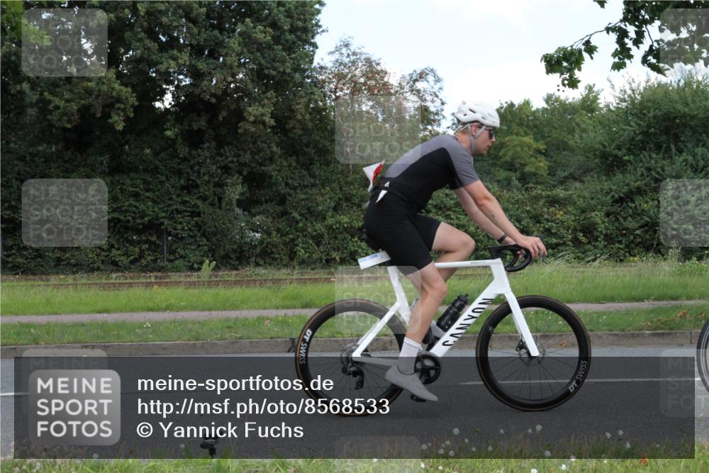 10.08.2025 - GEWOBA Citytriathlon Bremen Yannick Fuchs http://msf.ph/oto/8568533 10.08.2025 12:59:53 Radfahren 595, 614, 623, 628, 644, 698, 835, 850, 871, 889, 907, 934, 949, 1002, 1022, 1030 meine-sportfotos.de