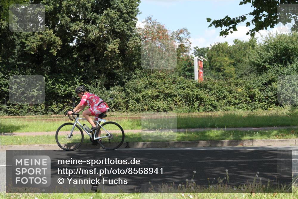 10.08.2025 - GEWOBA Citytriathlon Bremen Yannick Fuchs http://msf.ph/oto/8568941 10.08.2025 13:05:13 Radfahren 587, 590, 622, 641, 645, 745, 884, 916, 928, 943, 958, 1010 meine-sportfotos.de