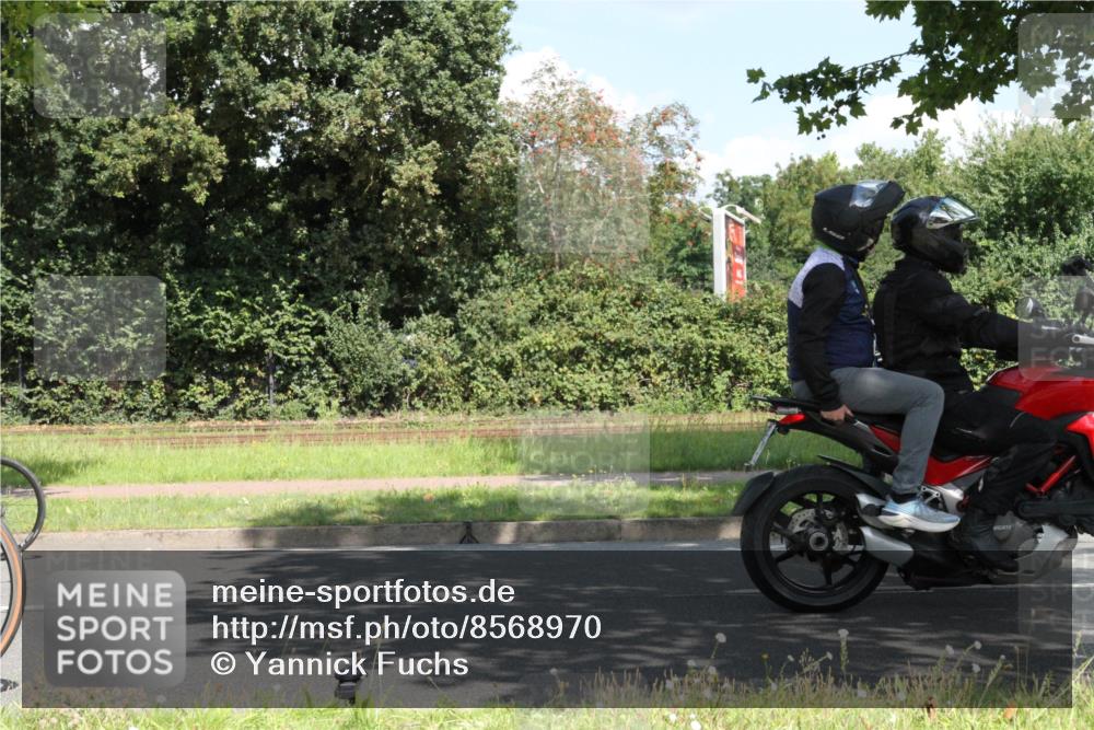 10.08.2025 - GEWOBA Citytriathlon Bremen Yannick Fuchs http://msf.ph/oto/8568970 10.08.2025 13:05:46 Radfahren 573, 615, 616, 627, 630, 746, 767, 793, 809, 857, 876, 897, 981 meine-sportfotos.de