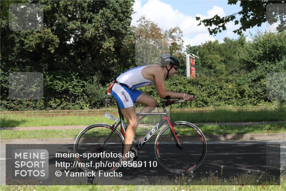 10.08.2025 - GEWOBA Citytriathlon Bremen Yannick Fuchs http://msf.ph/oto/8569110 10.08.2025 13:08:27 Radfahren 551, 552, 702, 768, 824, 836, 855, 859, 968, 980 meine-sportfotos.de
