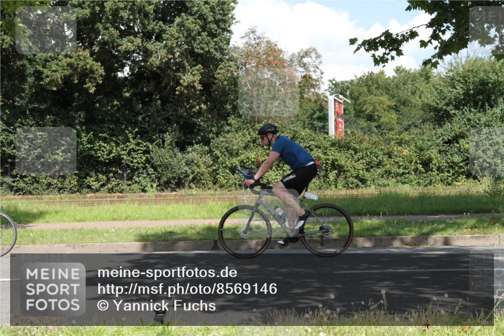 10.08.2025 - GEWOBA Citytriathlon Bremen Yannick Fuchs http://msf.ph/oto/8569146 10.08.2025 13:09:20 Radfahren 735, 973, 977, 1006 meine-sportfotos.de