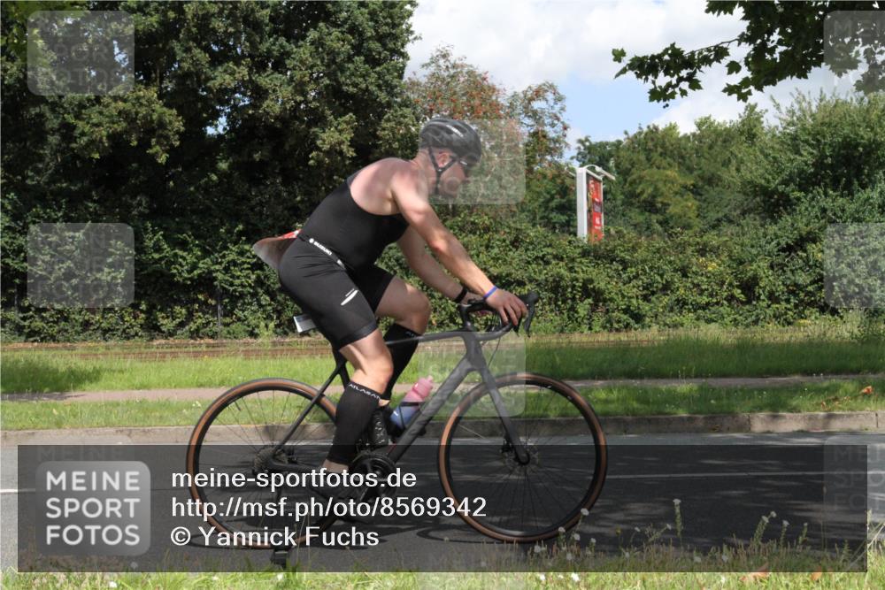 10.08.2025 - GEWOBA Citytriathlon Bremen Yannick Fuchs http://msf.ph/oto/8569342 10.08.2025 13:19:19 Radfahren 671, 762, 803, 899, 983, 1002 meine-sportfotos.de