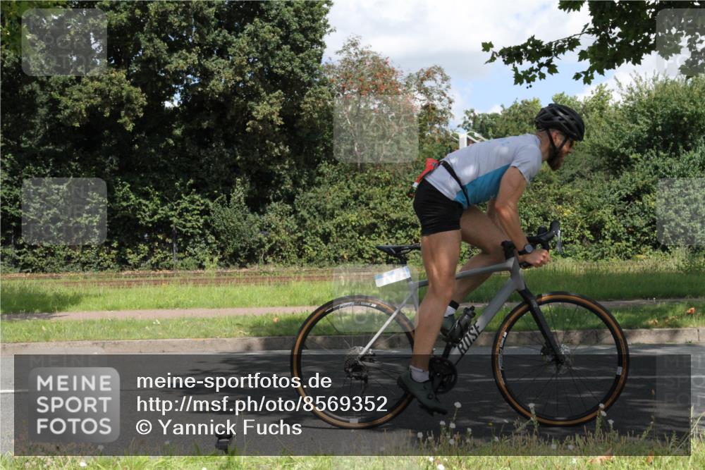 10.08.2025 - GEWOBA Citytriathlon Bremen Yannick Fuchs http://msf.ph/oto/8569352 10.08.2025 13:20:57 Radfahren 581, 785, 862, 953, 1023 meine-sportfotos.de